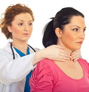 Hypothyroid-Symptoms-Enlarged-Goiter-Woman-Doctor